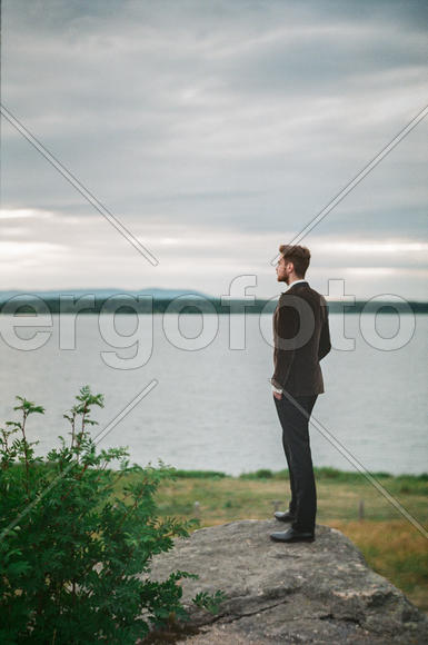 Мужчин на фоне реки