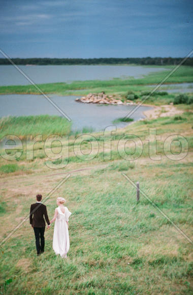 Молодая пара на берегу