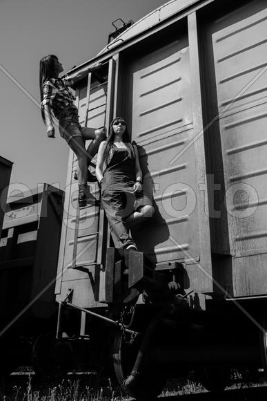 Девушки на вагоне поезда