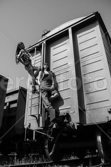 Девушки на вагоне поезда