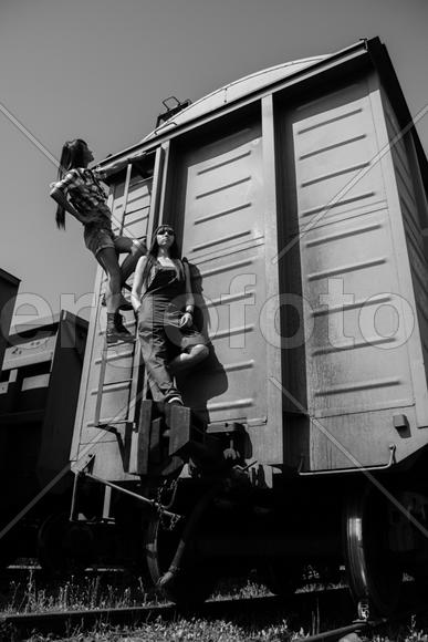 Девушки на вагоне поезда