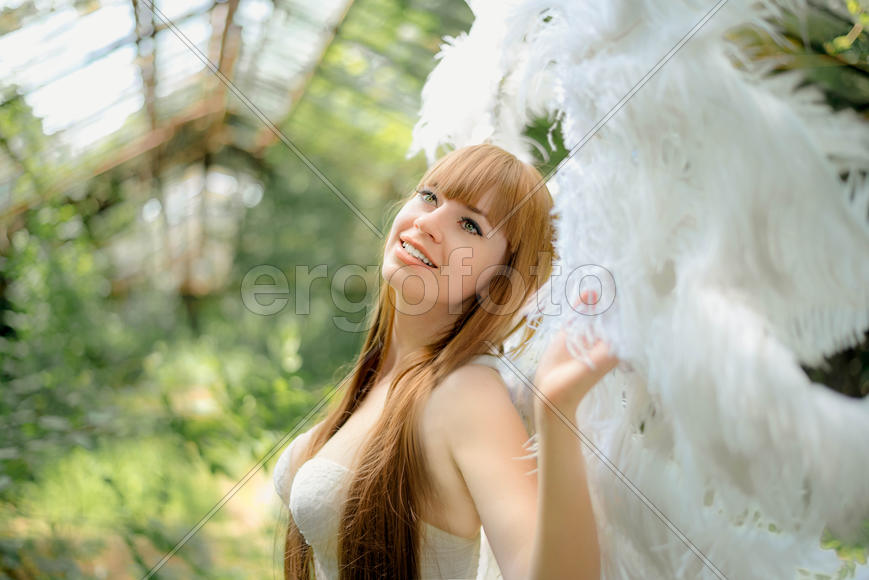 Девушка улыбается