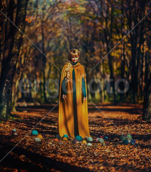 Девушка в осеннем лесу