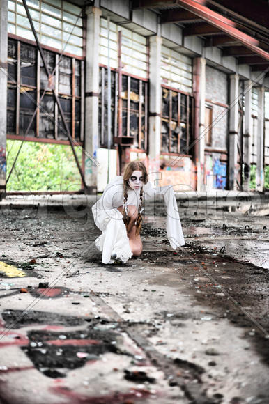 Девушка в заброшенном помещении