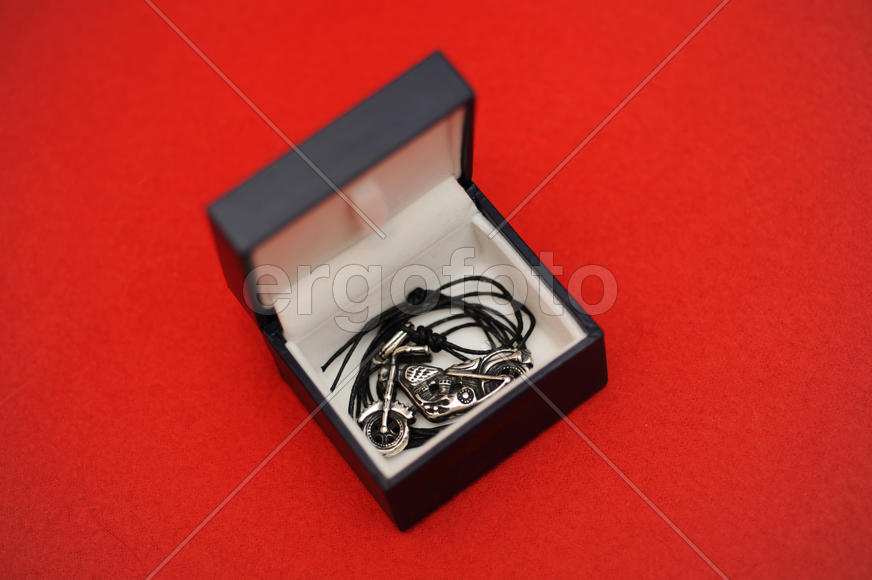 Подвеска "Байк" в коробочке на красном фоне