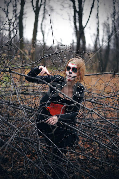 Девушка около упавшего дерева