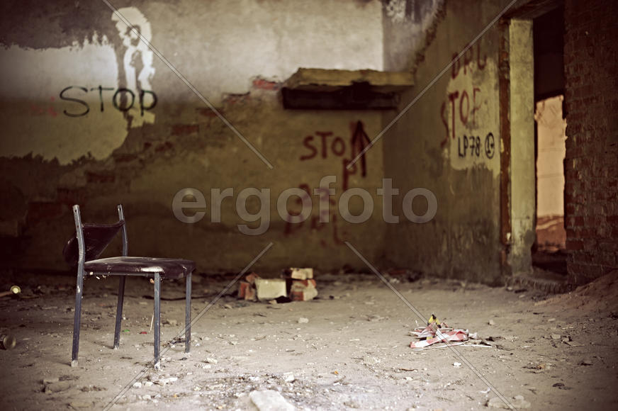 Стул в заброшенном лагере