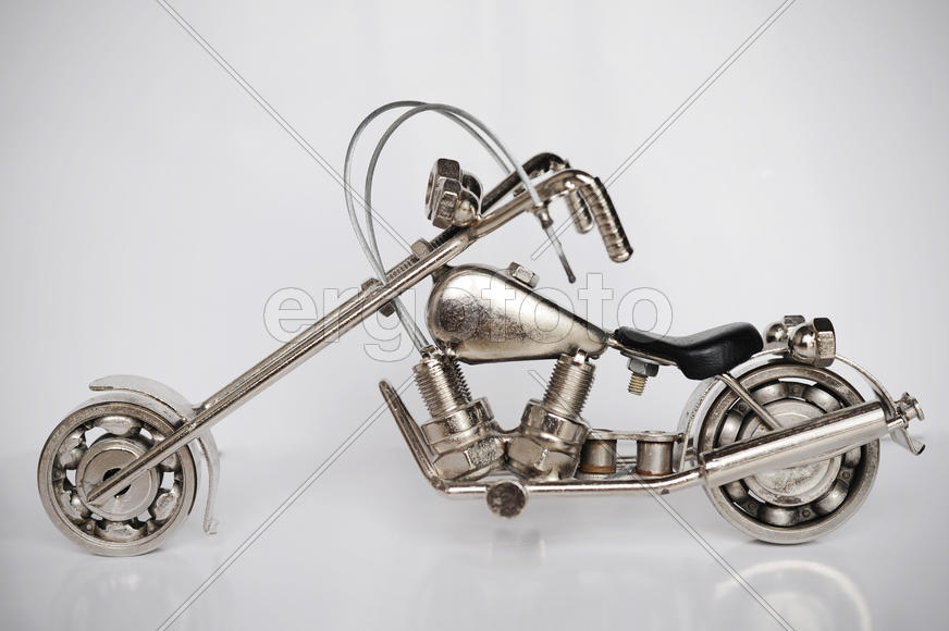 Модель мотоцикла вид сбоку на белом фоне