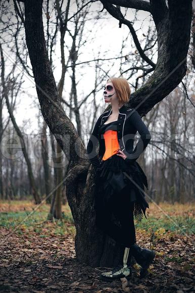 Девушка в лесу у дерева