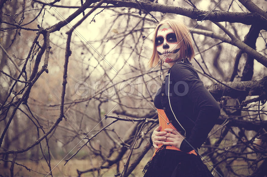 Девушка в лесу 