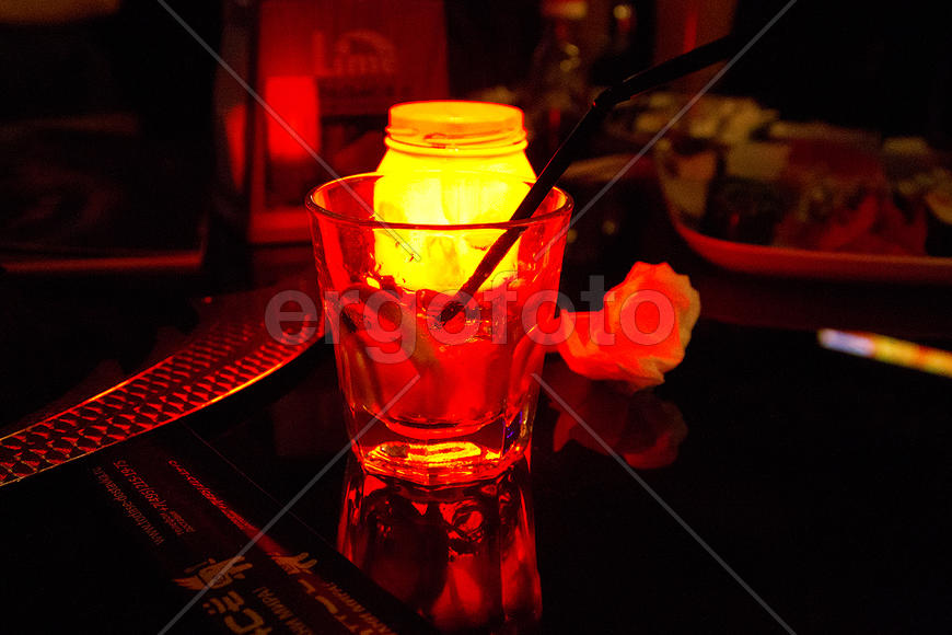 Пьяный натюрморт со стаканом