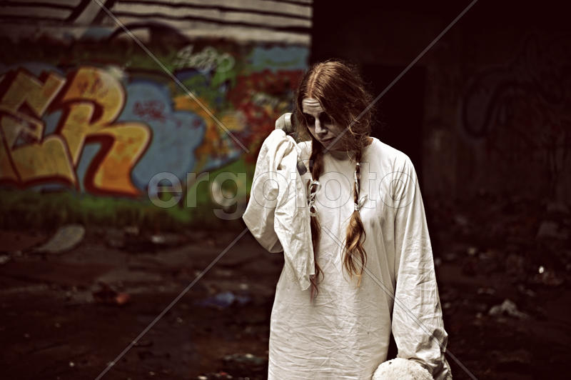 Девушка в смирительной рубашке