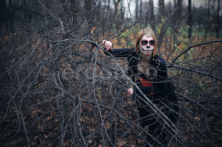 Девушка в лесу около упавшего дерева