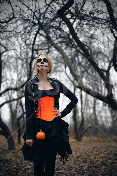 Девушка в маскарадном костюме