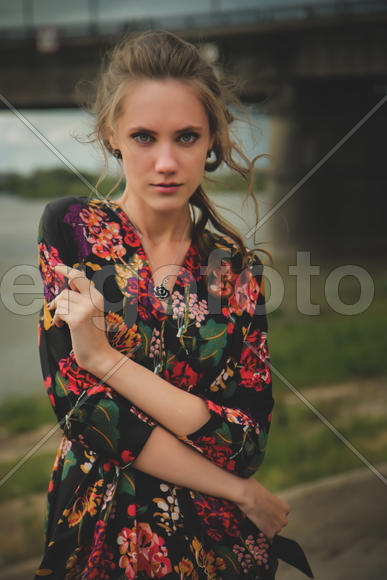 Девушка на фоне реки