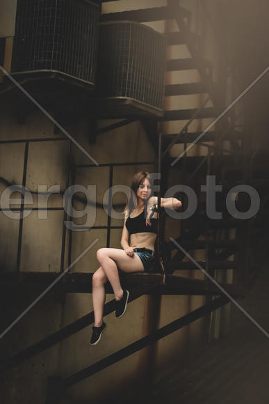 Девушка на лестнице