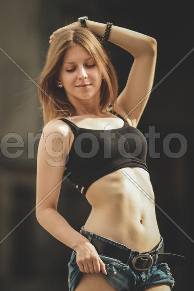 Девушка позирует