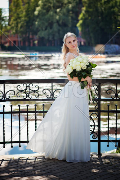 Девушка в свадебном платье и цветами