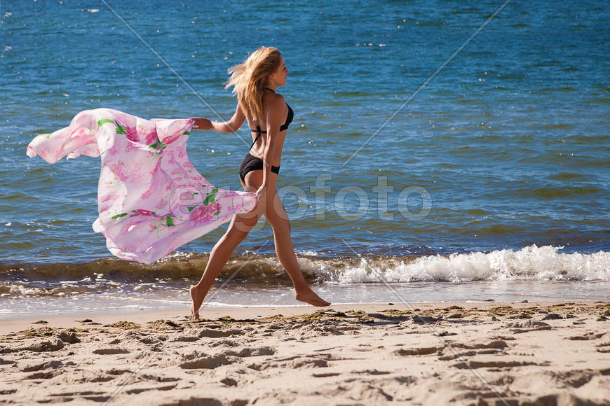 бегущая по кромке воды