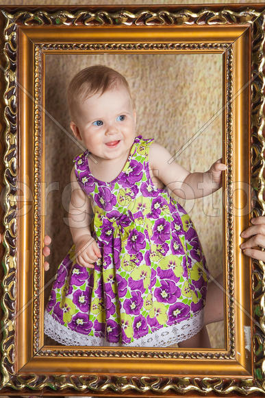 Девочка держит рамку