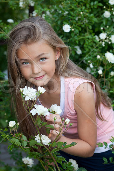 Девочка и цветы