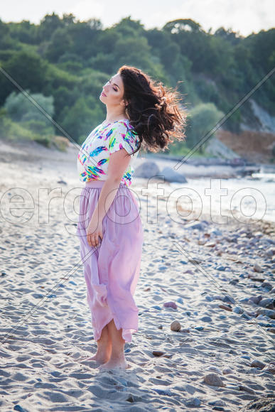 Девушка на море