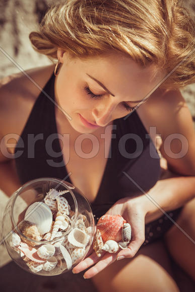 Девушка с ракушками