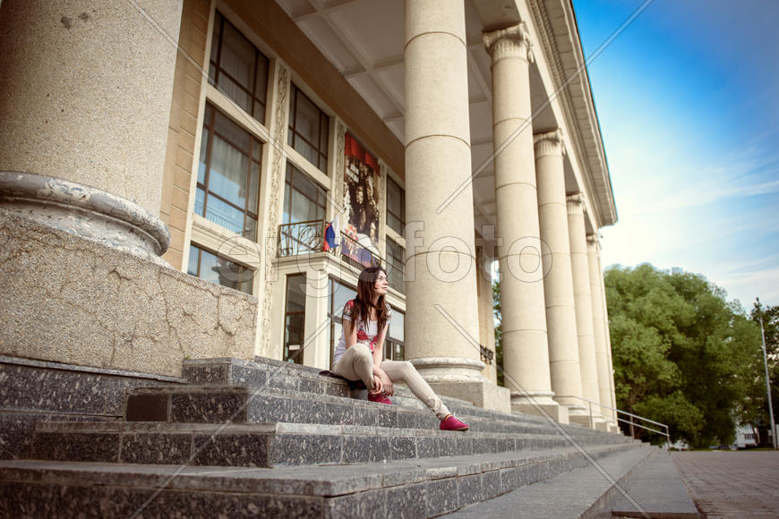 Девушка на лестнице