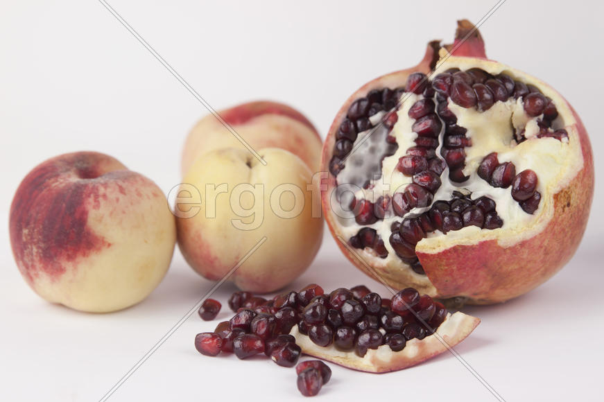 Гранат и персики