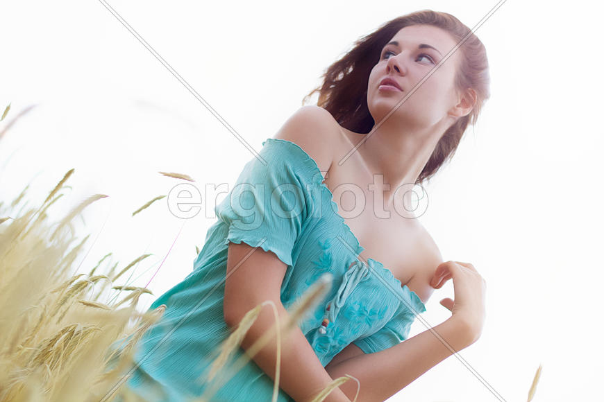 Девушка на пшеничном поле