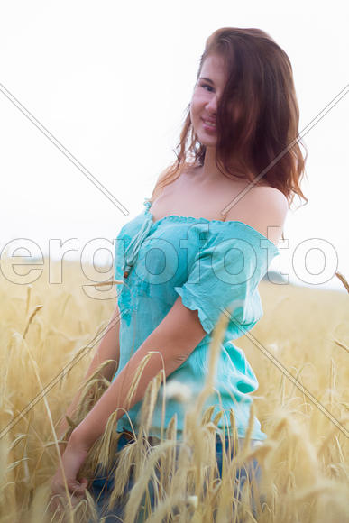 Девушка на пшеничном поле