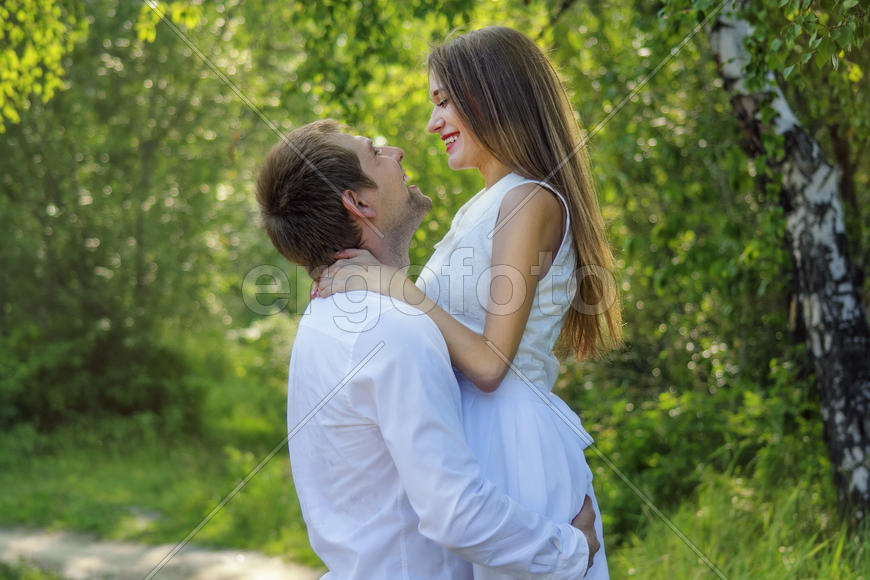 Мужчина и девушка в лесу