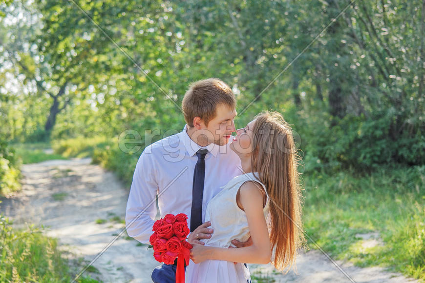 Мужчина и девушка в лесу