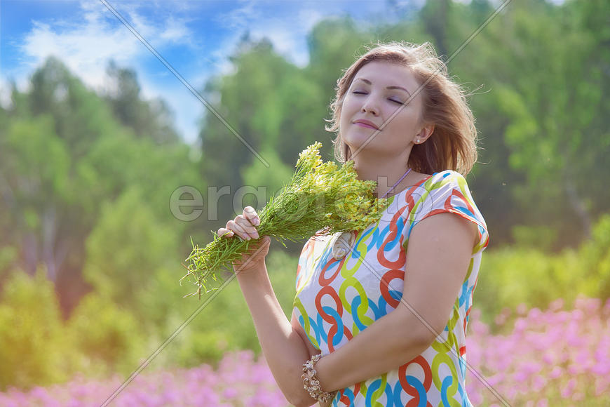 Портрет женщины в поле