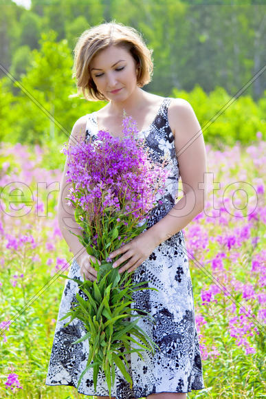 Портрет женщины в поле