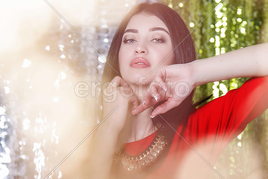 Девушка в красном