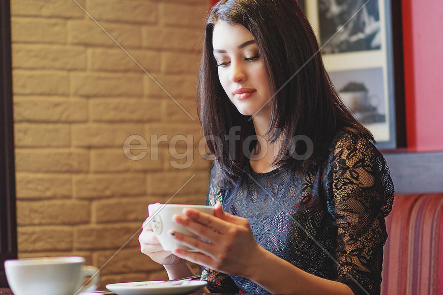 Девушка с чашкой