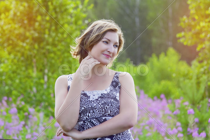 Портрет женщины в поле