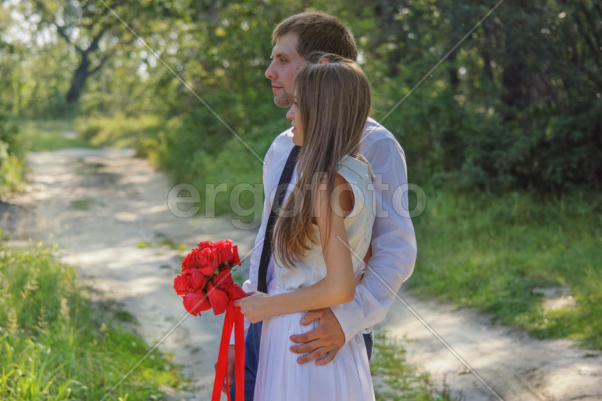 Мужчина и девушка в лесу