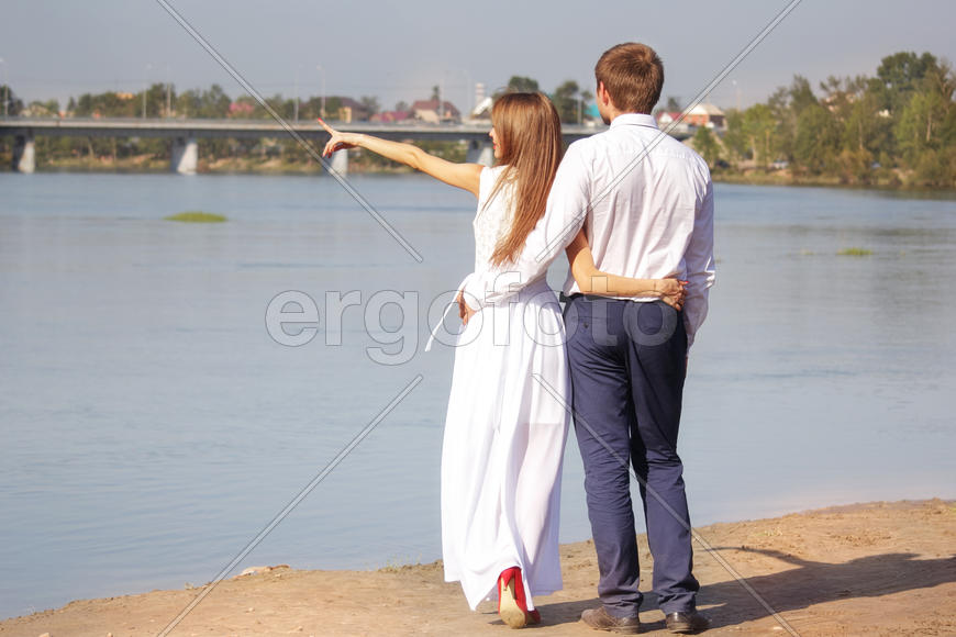 Мужчина и девушка на берегу озера