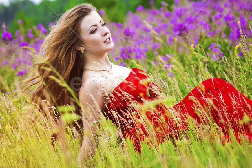 Портрет девушки на поле с цветами