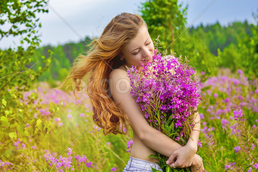 Портрет девушки на поле с цветами