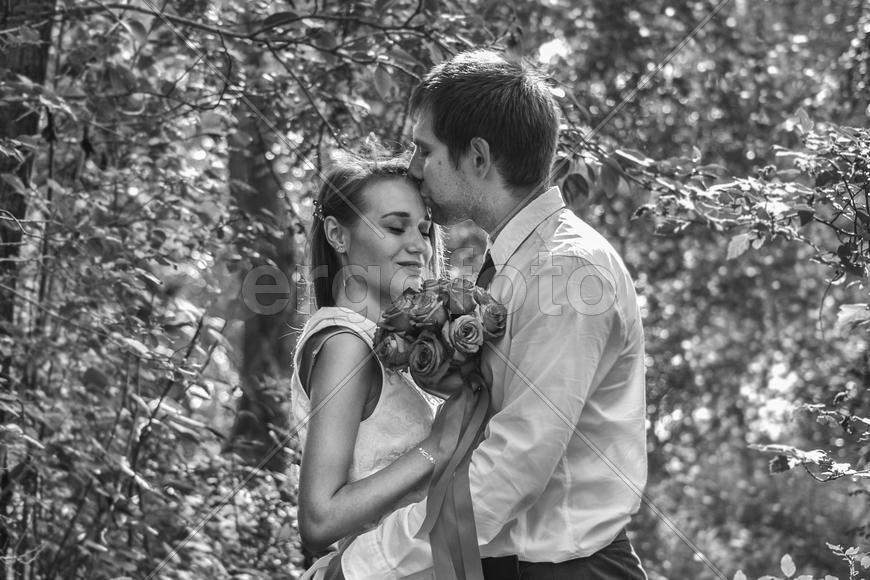 Мужчина и девушка с букетом