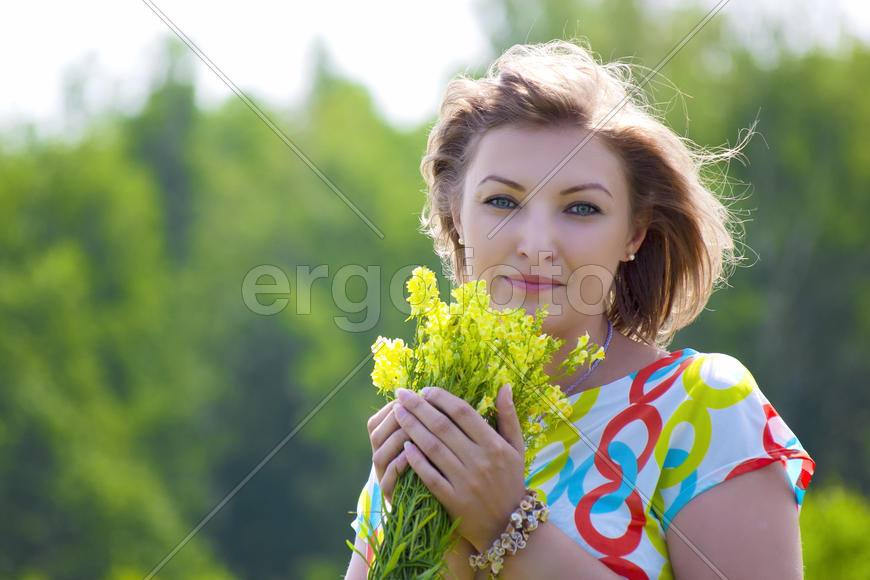 Портрет женщины в поле