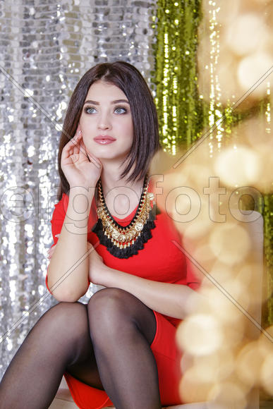 Девушка в красном