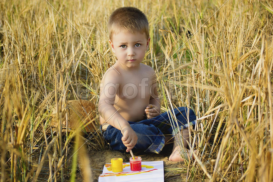 Мальчик в поле