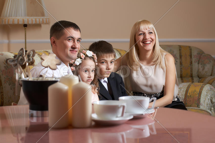 Семья за просмотром любимого фильма