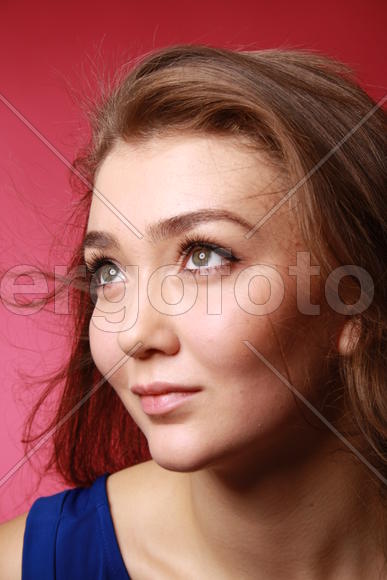 Портрет девушки в синем платье