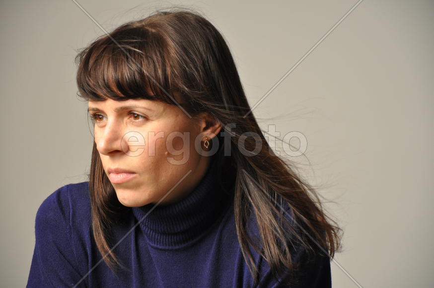 Портрет девушки в синей кофте