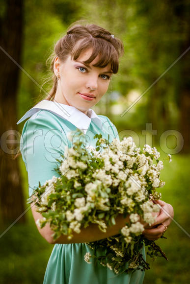 Девушка с букетом лесу